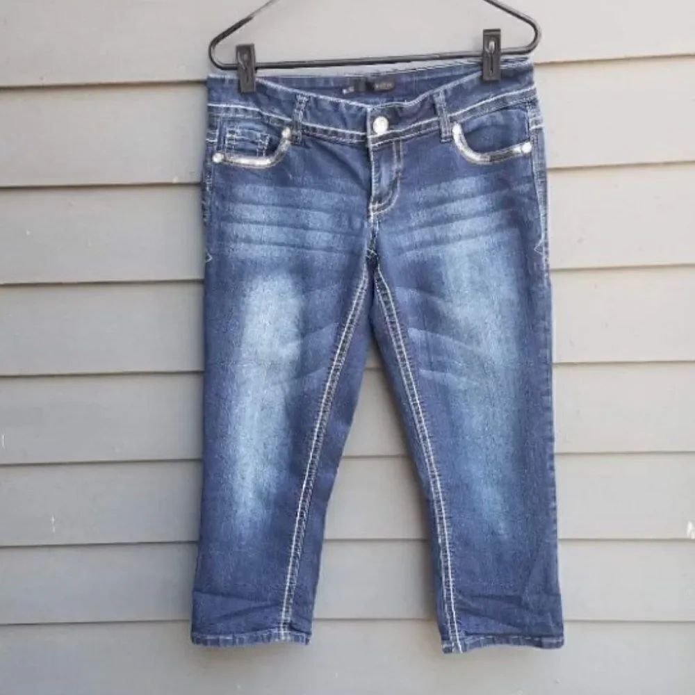 Maurices Jean Capris With Swirly Pocket Bling on the Back Pockets Size 5/6